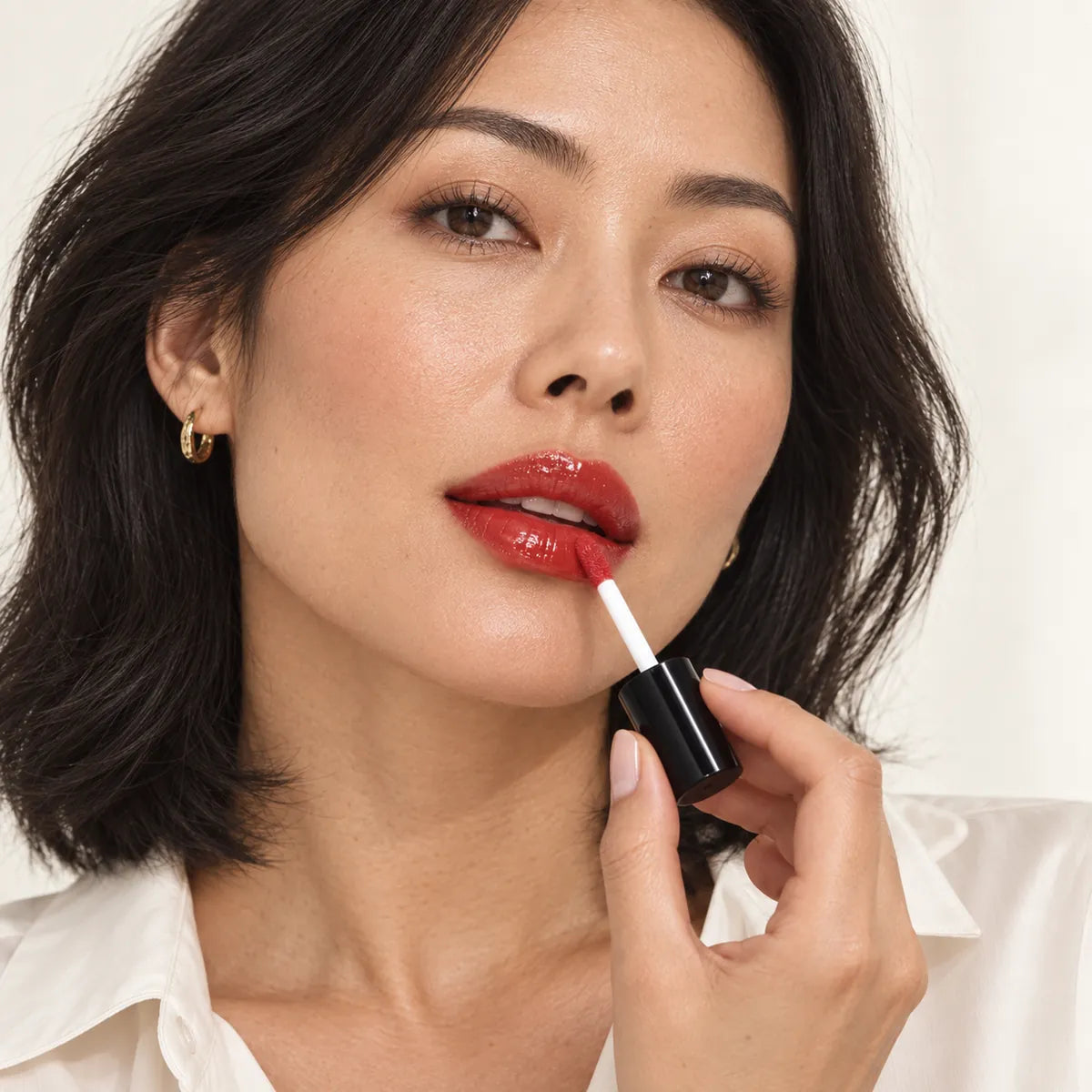 Lip Gloss Rouge LG13 applied by a model